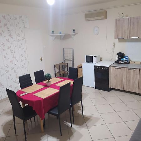 Pingpong Apartman Soltvadkert Buitenkant foto