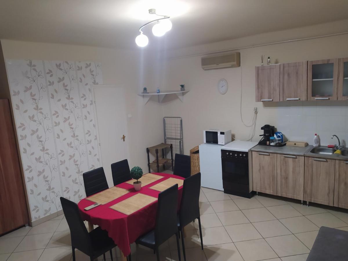 Pingpong Apartman Soltvadkert Buitenkant foto