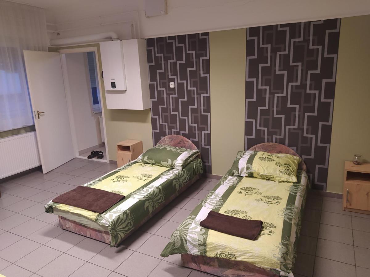 Pingpong Apartman Soltvadkert Buitenkant foto