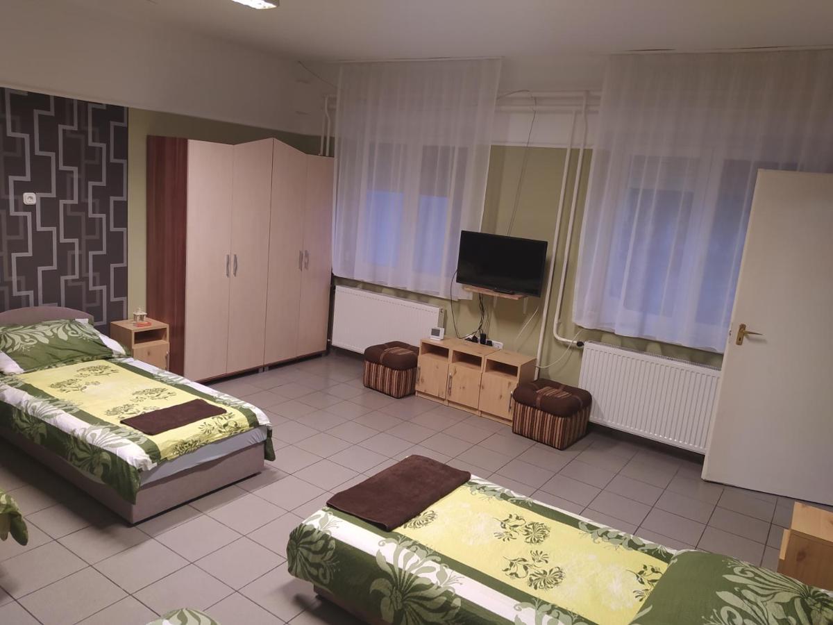 Pingpong Apartman Soltvadkert Buitenkant foto